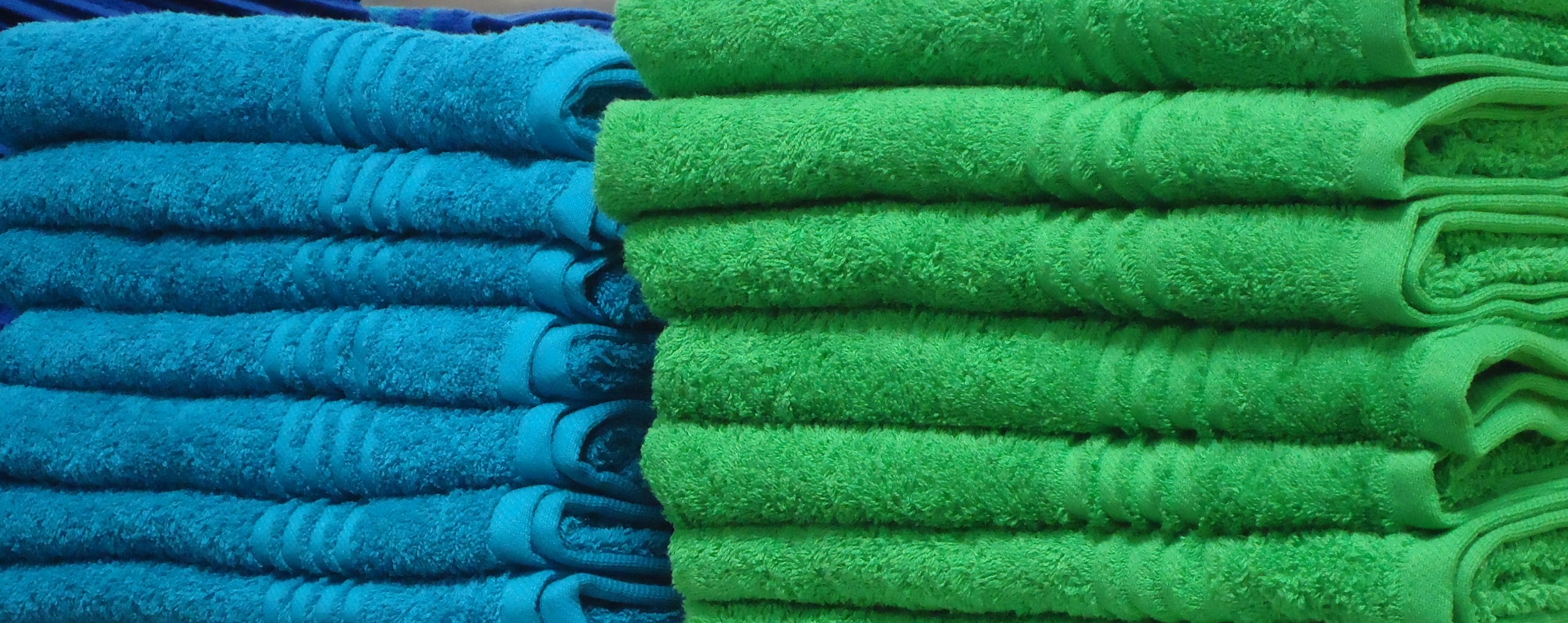 Blue_and_green_towels_on_a_shelf_in_a_store_in_New_Jersey
